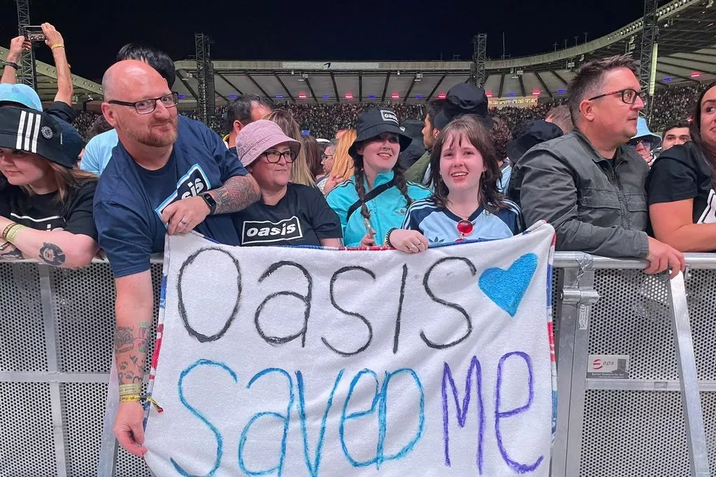 17-Year-Old Fan’s “Oasis Saved My Life” Banner Brings Emotional Moment at Murrayfield