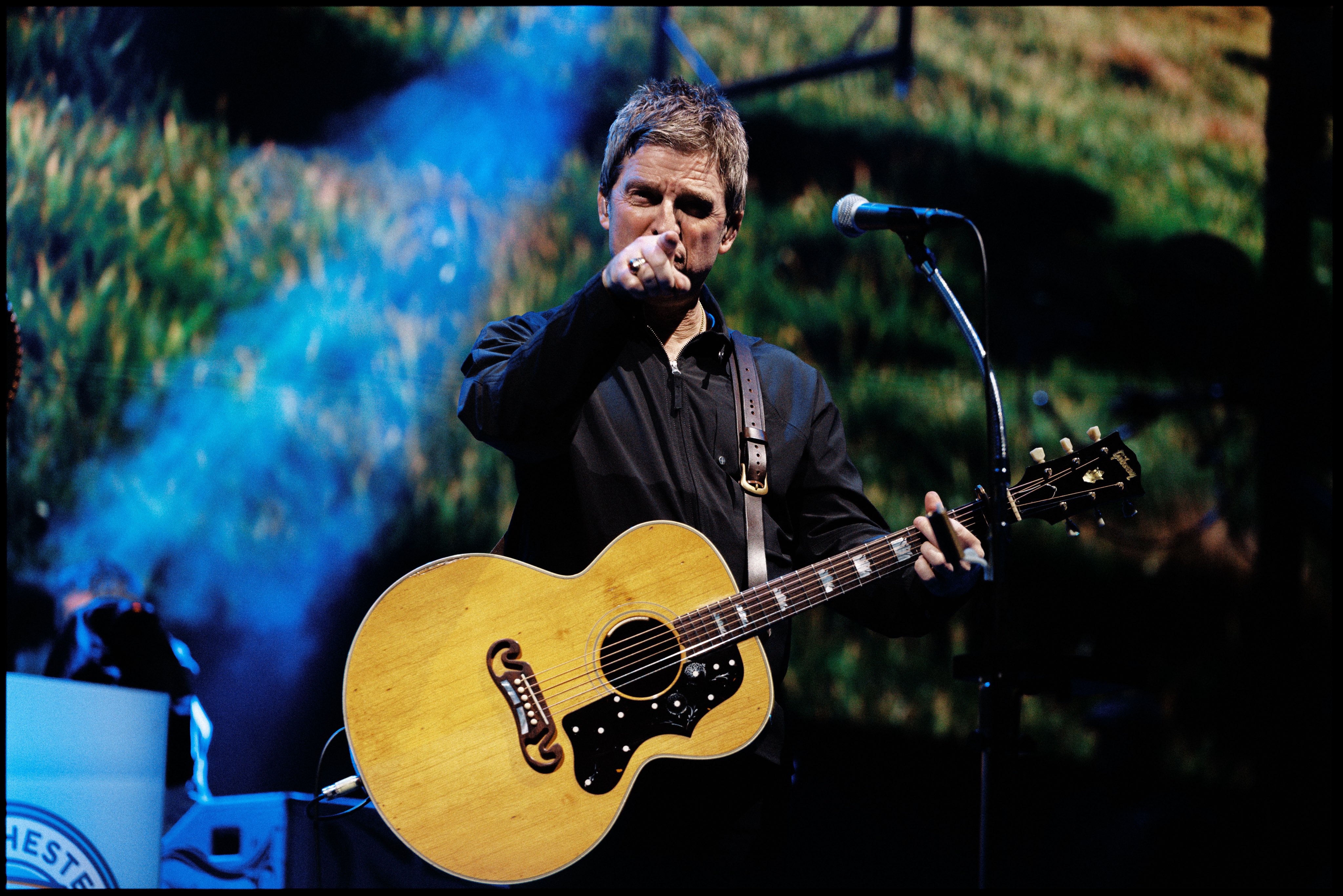 Noel Gallagher Plays Acoustic Set at Kosovo Aid Benefit