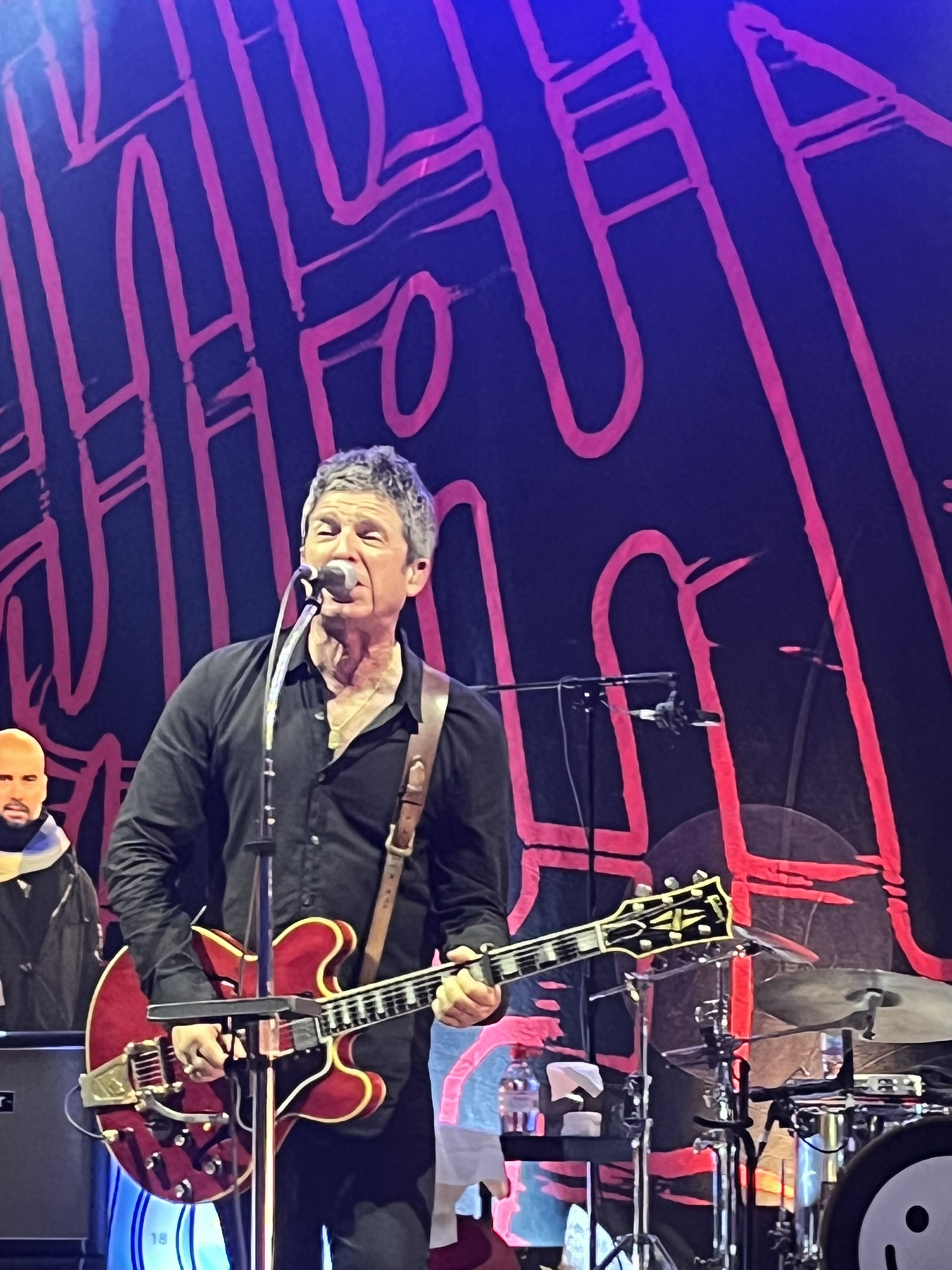 Oasis “Row Guitar” Finds a New Home